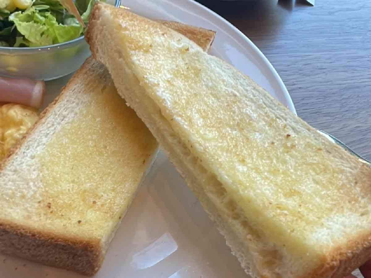 トーストはバターたっぷり！